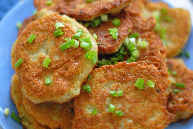 Как приготовить вкусные драники с луком: простой рецепт
