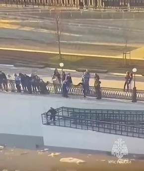 Прыгнул с моста: в Оренбурге спасатели вытащили из Урала мужчину