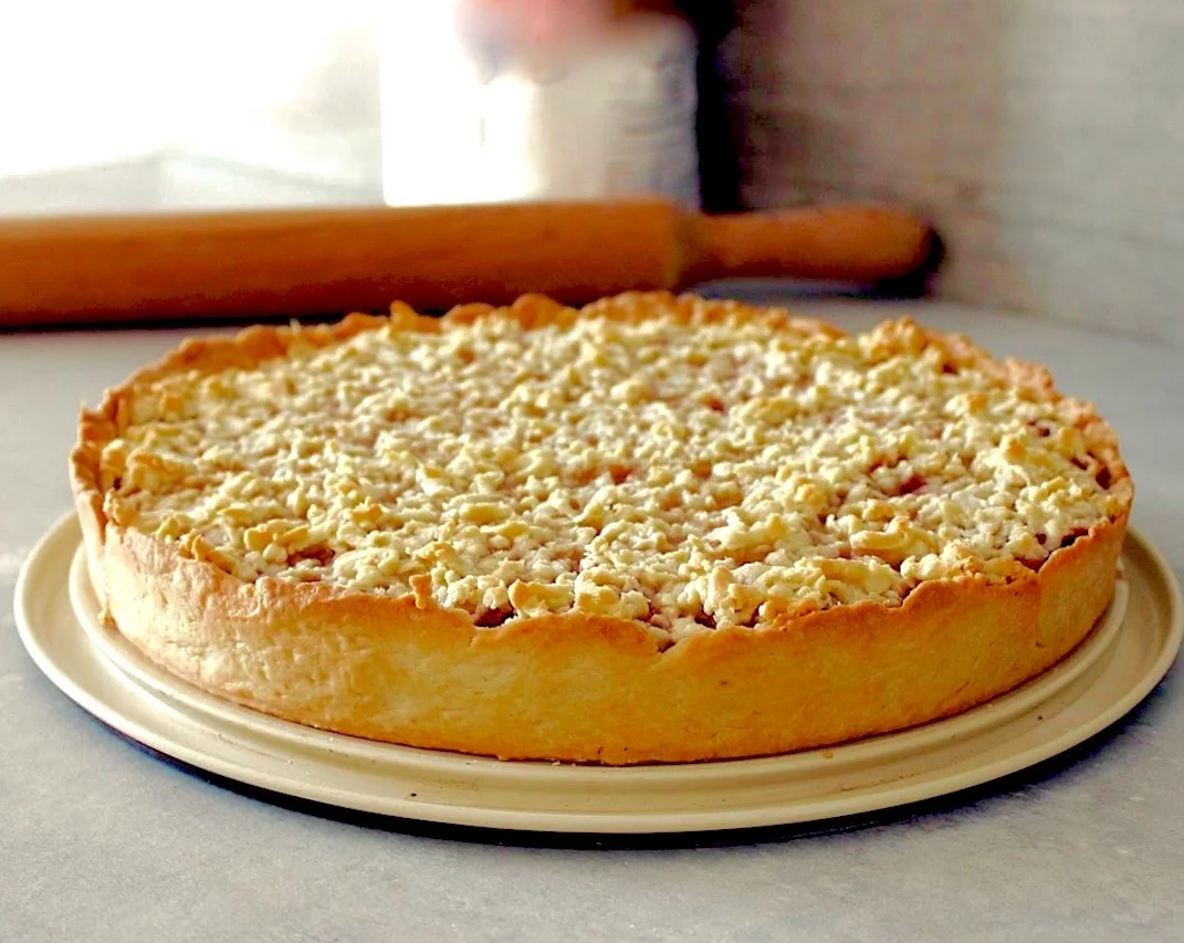 Новый взгляд на классический пирог с копченой грудинкой и картофелем