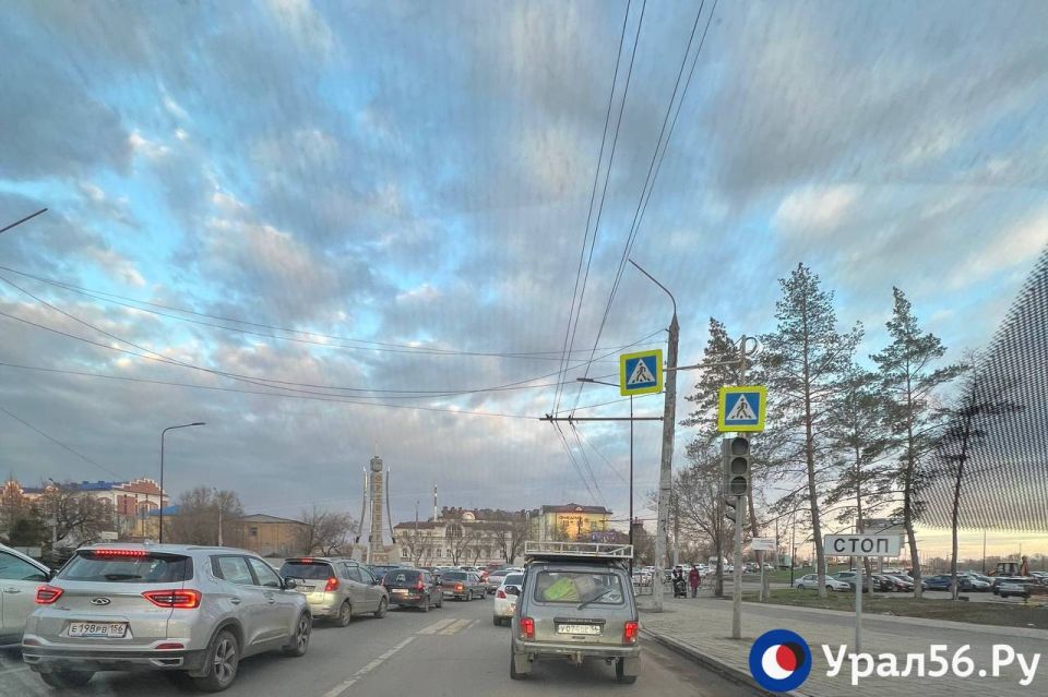 Пробка на ул. Чичерина в Оренбурге стала рекордной и растянулась более чем на 2 километра
