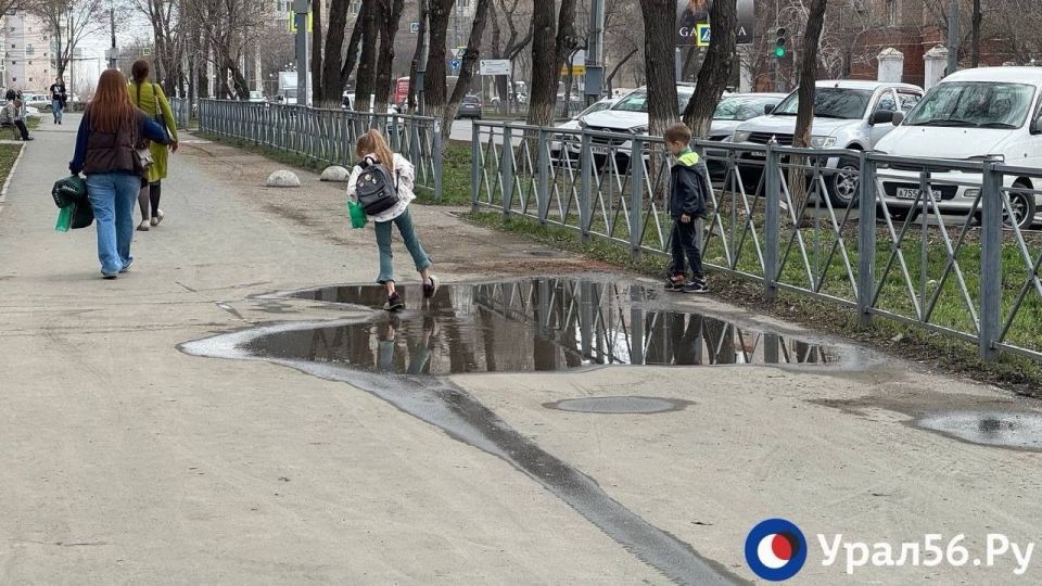 Лужи в центре Оренбурга: Проблема для горожан и радость для детей