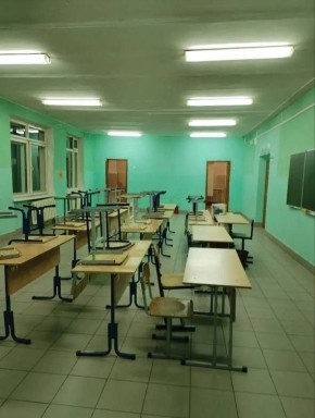 В гимназии № 7 Оренбурга дети учились в коридоре возле туалета