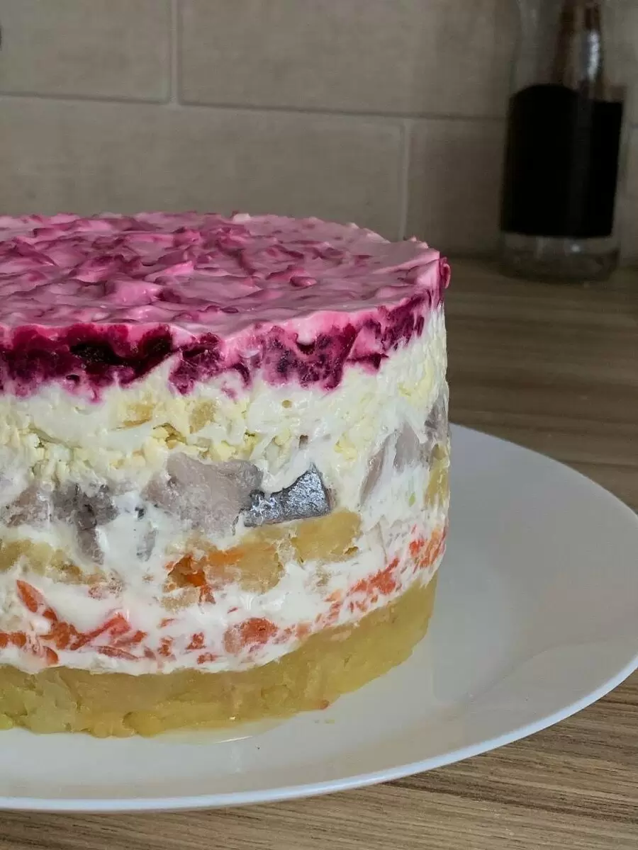 Селедка под шубой: как запеченные овощи делают салат незабываемым