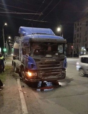 Смертельная авария в Оренбурге: легковушка влетела в грузовик