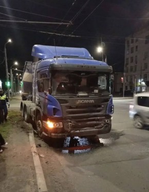 Сотрудники Госавтоинспекции Оренбурга устанавливают обстоятельства ДТП со смертельным исходом на улице Шевченко