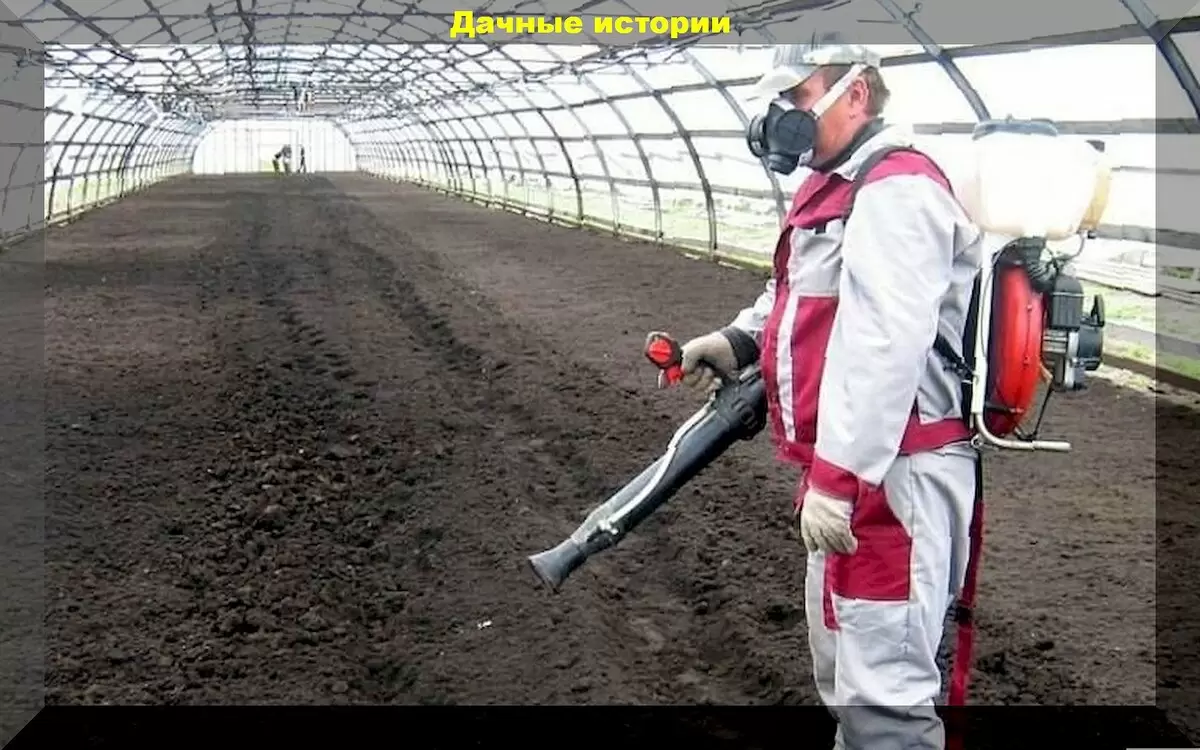 Как правильно дезинфицировать почву в теплице: советы и рекомендации