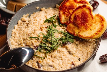 Как приготовить утреннюю овсянку на топленом молоке с финиками: идеальный завтрак