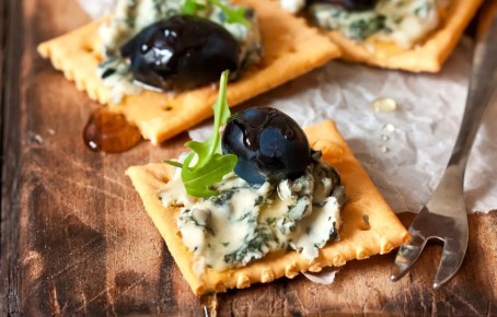 Новый год на вкус: 5 оригинальных рецептов закусок для праздника