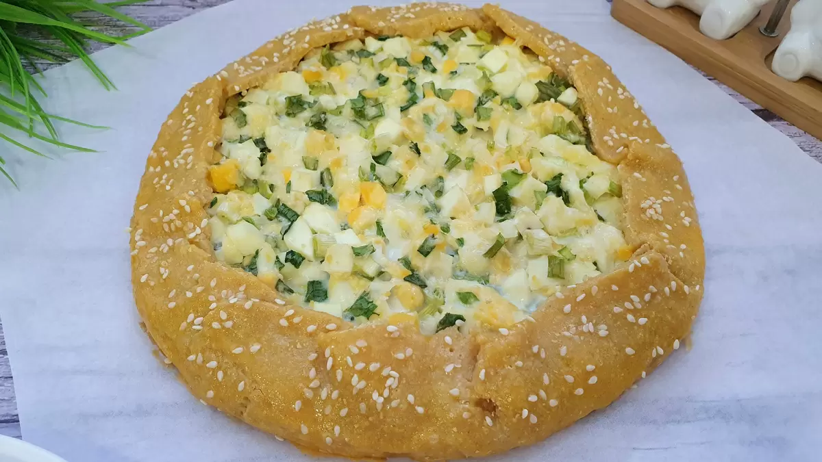 Галета на творожном тесте с яйцом и зелёным луком как лёгкая семейная закуска