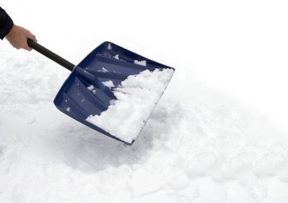 Зимние хлопоты: как быстро справиться со снегом на вашем участке