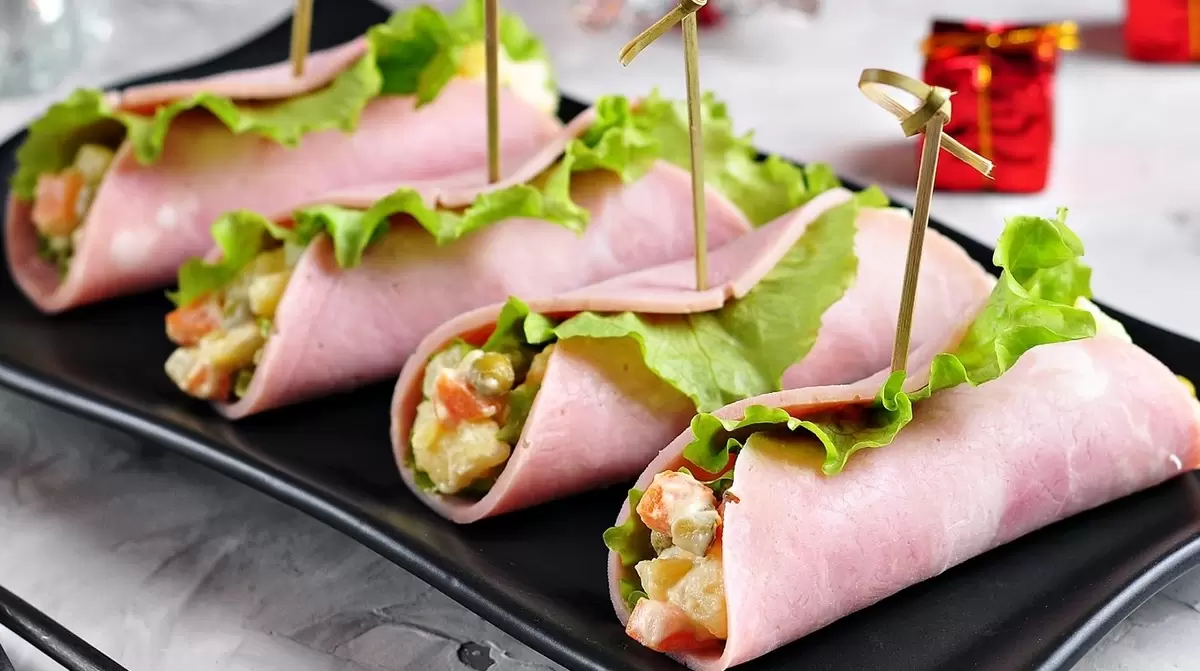 Рулетики из ветчины с начинкой: простая яркость праздничной закуски