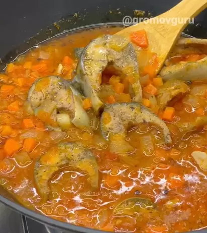 Скумбрия с овощами: просто, вкусно и эффектно