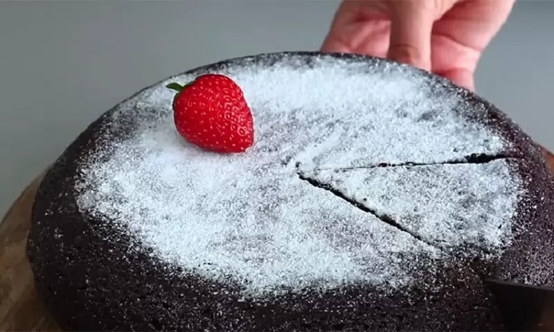 Влажный шоколадный пирог на сковороде: быстро и просто для сладкоежек