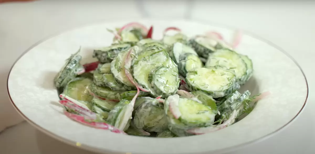 Хрустящий салат из огурцов: простой и освежающий рецепт