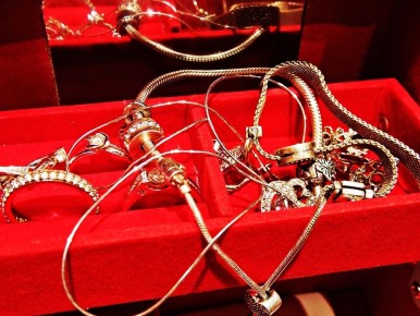 Как вернуть серебру сияние: советы по уходу