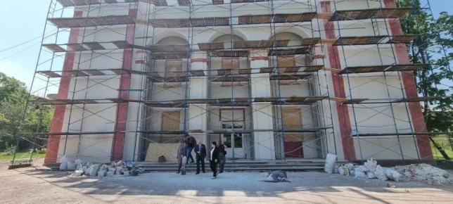 Виктор Водолацкий: Посещая город Зоринск в ЛНР, обратил внимание на Дом культуры, скрытый за строительными лесами
