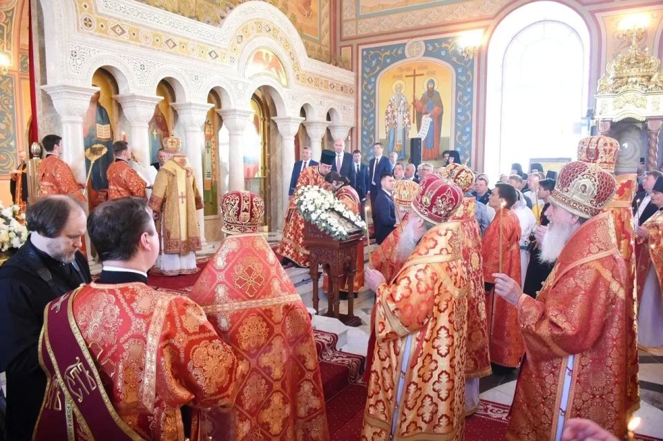 Святейший Патриарх Московский и всея Руси Кирилл освятил храм преподобного Пимена Угрешского в Оренбурге Святейший Патриарх Московский и всея Руси Кирилл освятил храм преподобного Пимена Угрешского в Оренбурге