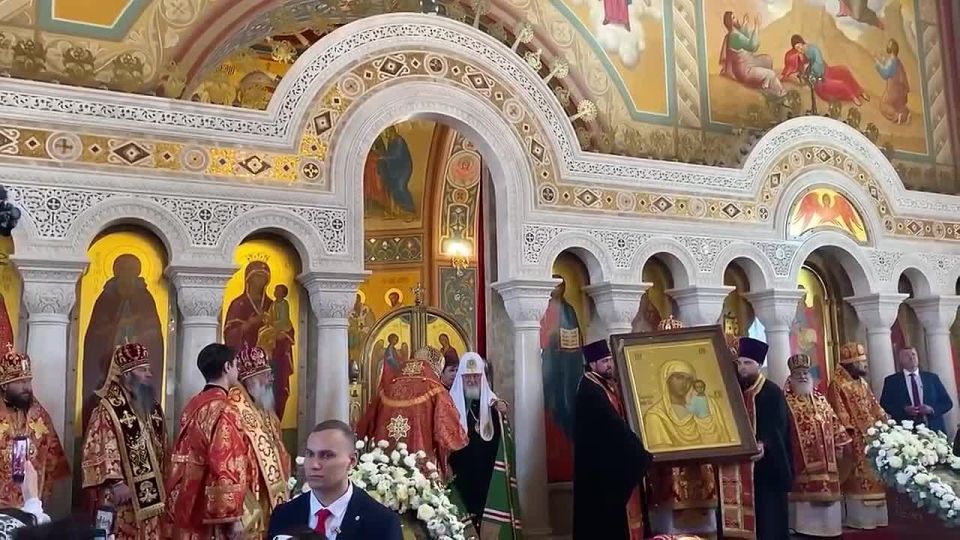 Митрополит Оренбургский и Саракташский Пётр подарил Патриарху Московскому и всея Руси Кириллу Табынскую икону Божьей Матери