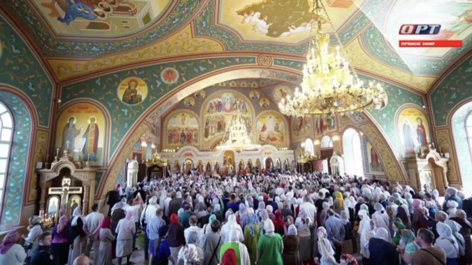 Митрополит Оренбургский и Саракташский Петр подарил Святейшему Патриарху Кириллу образ главной заступницы и Небесной покровительницы Оренбургского казачьего войска Табынскую икону Божией Матери Митрополит Оренбургский и Саракташский Петр подарил Святейшему Патриарху Кириллу образ главной заступницы и Небесной покровительницы Оренбургского казачьего войска Табынскую икону Божией Матери