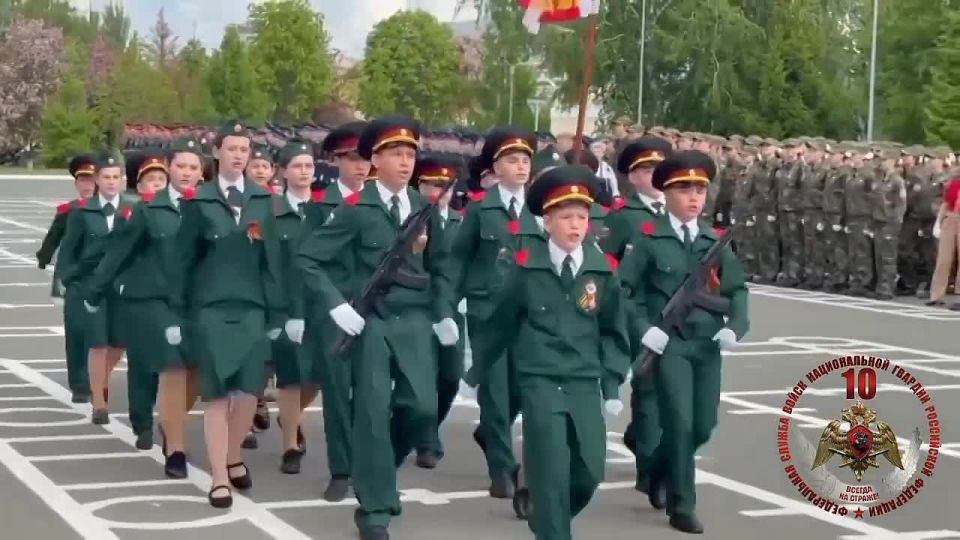 В Оренбурге подшефные Росгвардии кадеты приняли участие в смотре строя и песни