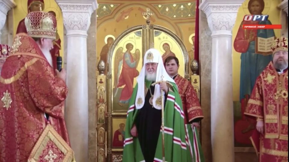 Митрополит Оренбургский и Саракташский Петр подарил Святейшему Патриарху Кириллу образ главной заступницы и Небесной покровительницы Оренбургского казачьего войска Табынскую икону Божией Матери Митрополит Оренбургский и Саракташский Петр подарил Святейшему Патриарху Кириллу образ главной заступницы и Небесной покровительницы Оренбургского казачьего войска Табынскую икону Божией Матери