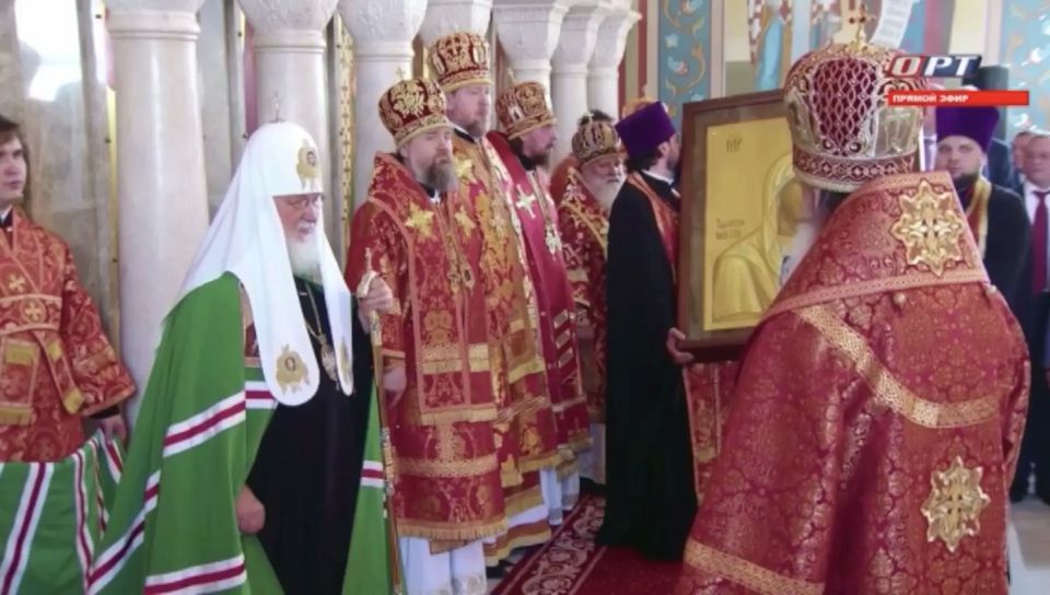 Митрополит Оренбургский и Саракташский Петр подарил Святейшему Патриарху Кириллу образ главной заступницы и Небесной покровительницы Оренбургского казачьего войска Табынскую икону Божией Матери