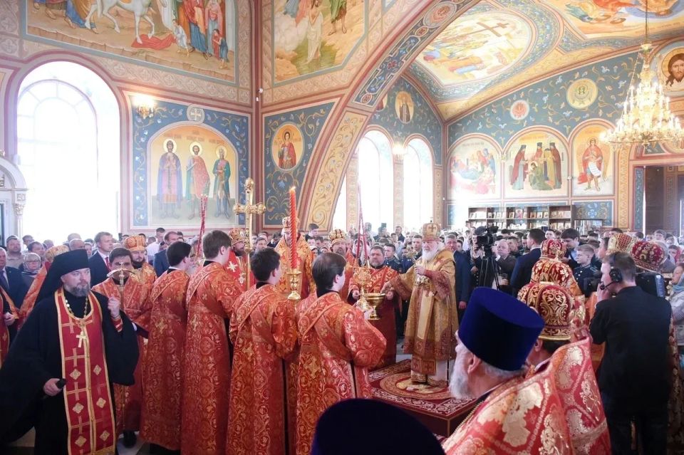 Святейший Патриарх Московский и всея Руси Кирилл освятил храм преподобного Пимена Угрешского в Оренбурге Святейший Патриарх Московский и всея Руси Кирилл освятил храм преподобного Пимена Угрешского в Оренбурге