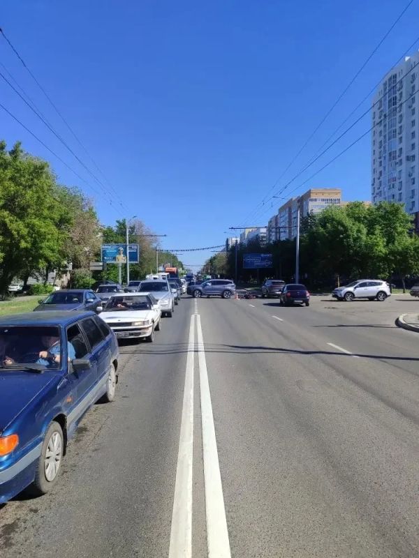 В Оренбурге сотрудники Госавтоинспекции устанавливают обстоятельства ДТП с мотоциклом
