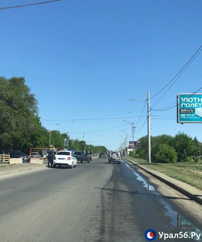 На участке, где частично перекрыт проспект Мира в Орске, дежурят сотрудники ГАИ