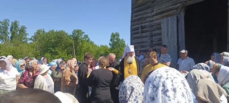 Владыка Пётр провёл праздничную службу возле храма Покрова Пресвятой Богородицы Владыка Пётр провёл праздничную службу возле храма Покрова Пресвятой Богородицы