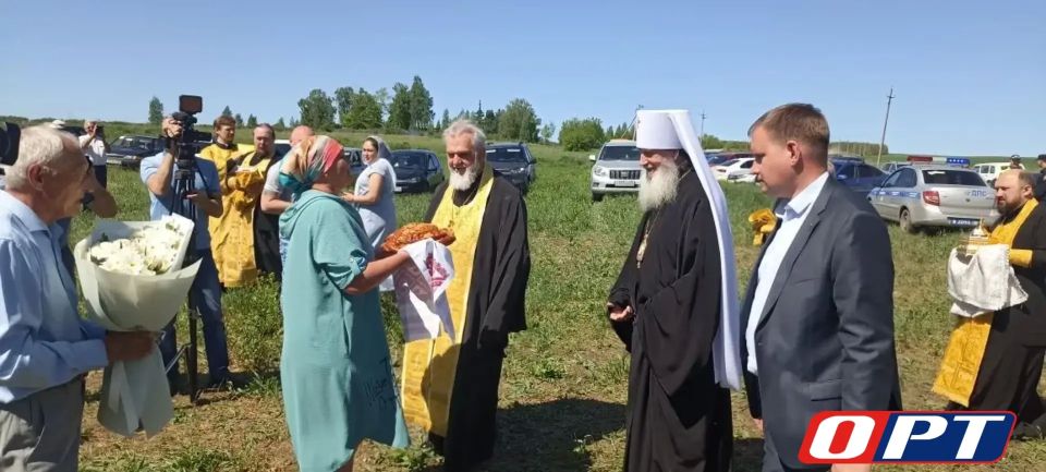 Владыка Пётр провёл праздничную службу возле храма Покрова Пресвятой Богородицы Владыка Пётр провёл праздничную службу возле храма Покрова Пресвятой Богородицы