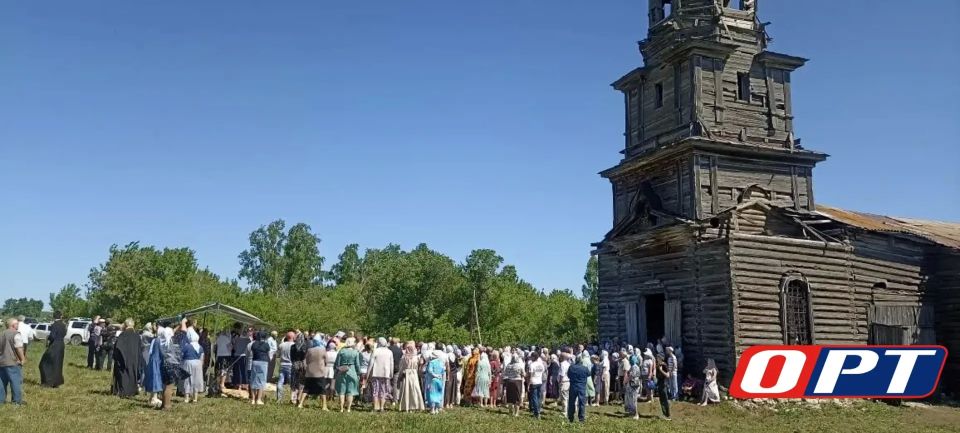 Владыка Пётр провёл праздничную службу возле храма Покрова Пресвятой Богородицы Владыка Пётр провёл праздничную службу возле храма Покрова Пресвятой Богородицы