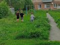 Мусор, палки и трава: Детская площадка на улице Конституции СССР в Оренбурге находится в запущенном состоянии