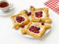 Сочная вишня и нежный творог: как приготовить аппетитные слойки