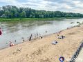 На пляже в Оренбурге сегодня очень много людей