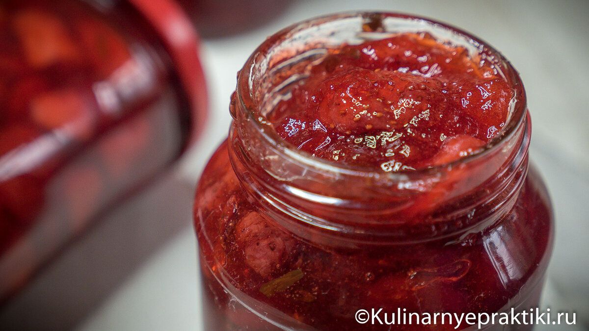 Тайны клубничных варений: как сохранить яркий вкус ягод с минимальным количеством сахара