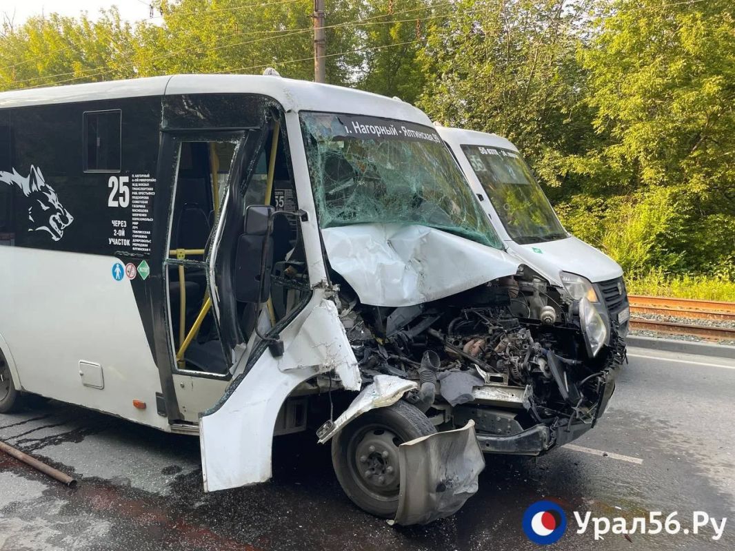 В Орске грузовое авто вылетело на обочину из-за столкновения с маршруткой