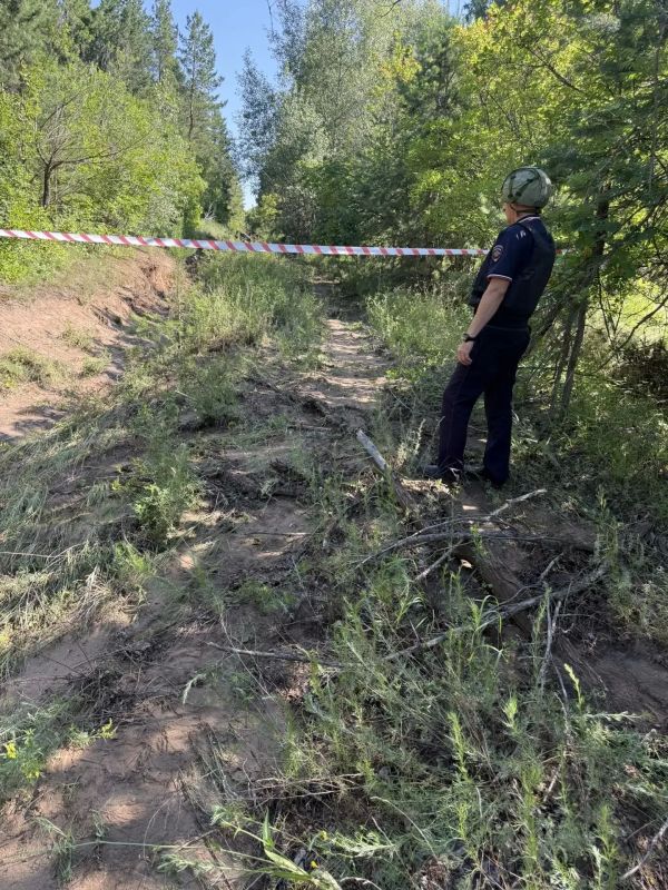 В Курманаевском районе сотрудники полиции обеспечили охрану места обнаружения предмета, похожего на противотанковую мину