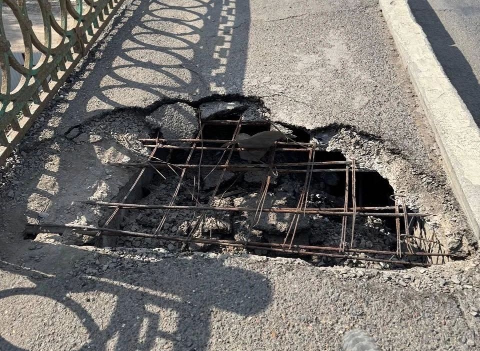 В Оренбурге на пешеходной части моста на улице Терешковой образовалась дыра В Оренбурге на пешеходной части моста на улице Терешковой образовалась дыра