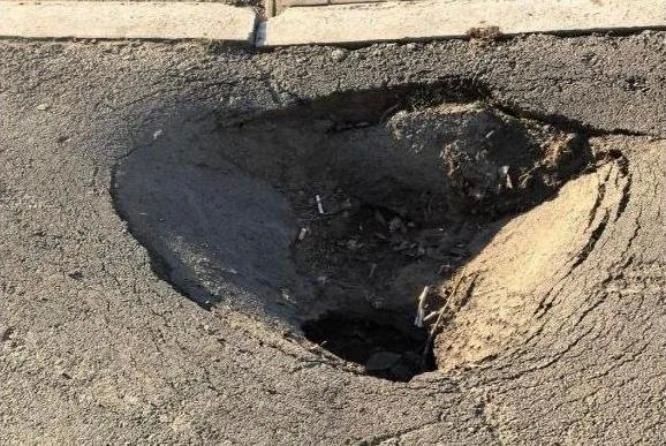 В центре Оренбурга на пешеходных дорожках образовались ямы В центре Оренбурга на пешеходных дорожках образовались ямы
