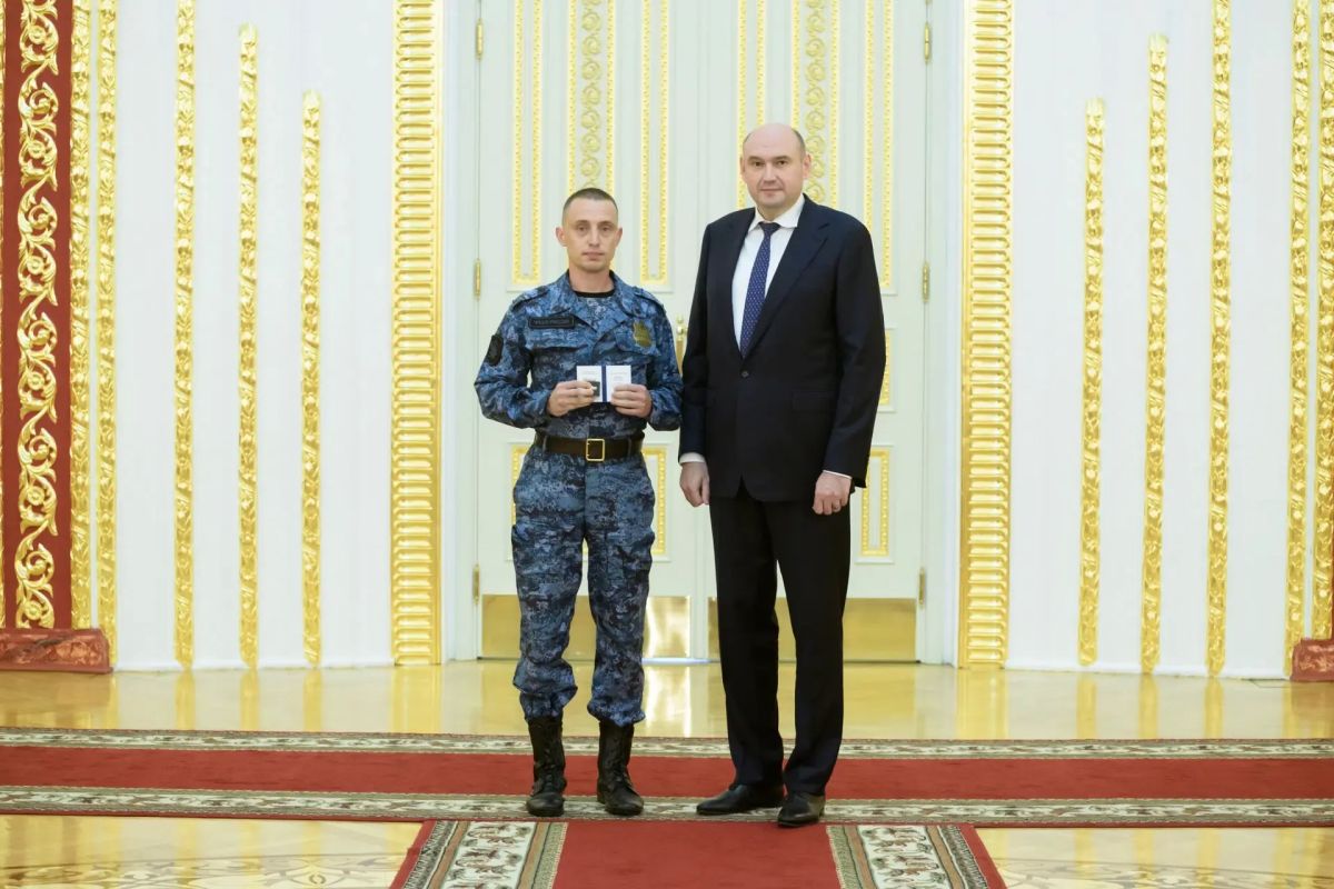 Губернатор Евгений Солнцев вручил памятные знаки «Золотая молодёжь Оренбуржья» ста молодым лидерам региона Губернатор Евгений Солнцев вручил памятные знаки «Золотая молодёжь Оренбуржья» ста молодым лидерам региона