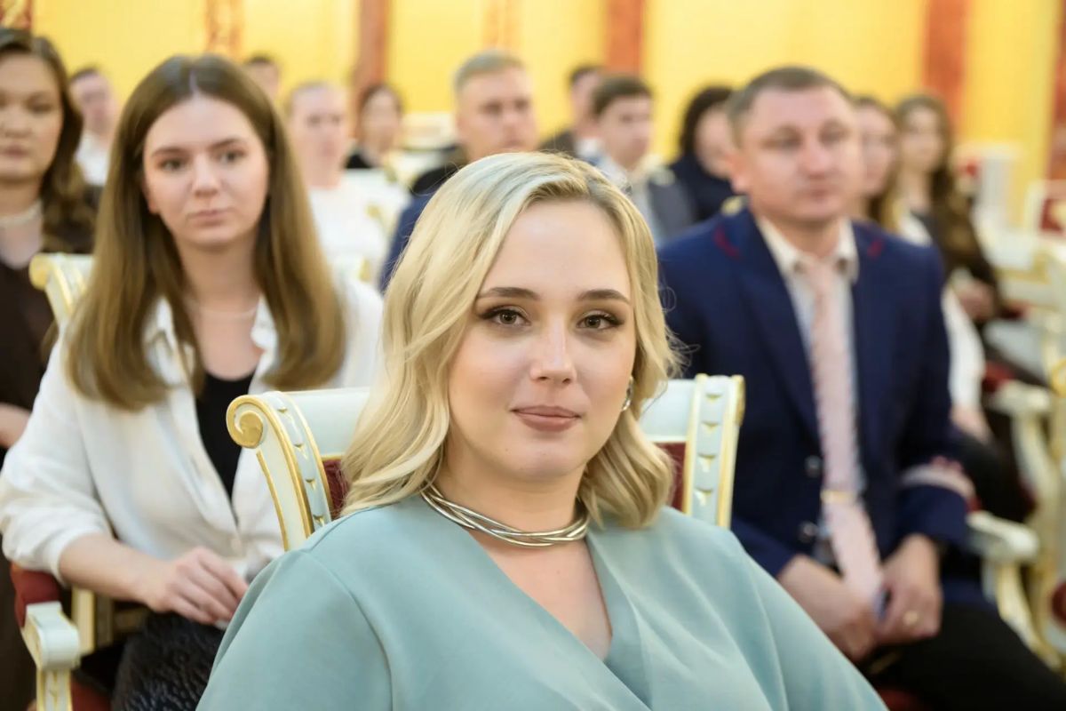 Губернатор Евгений Солнцев вручил памятные знаки «Золотая молодёжь Оренбуржья» ста молодым лидерам региона Губернатор Евгений Солнцев вручил памятные знаки «Золотая молодёжь Оренбуржья» ста молодым лидерам региона