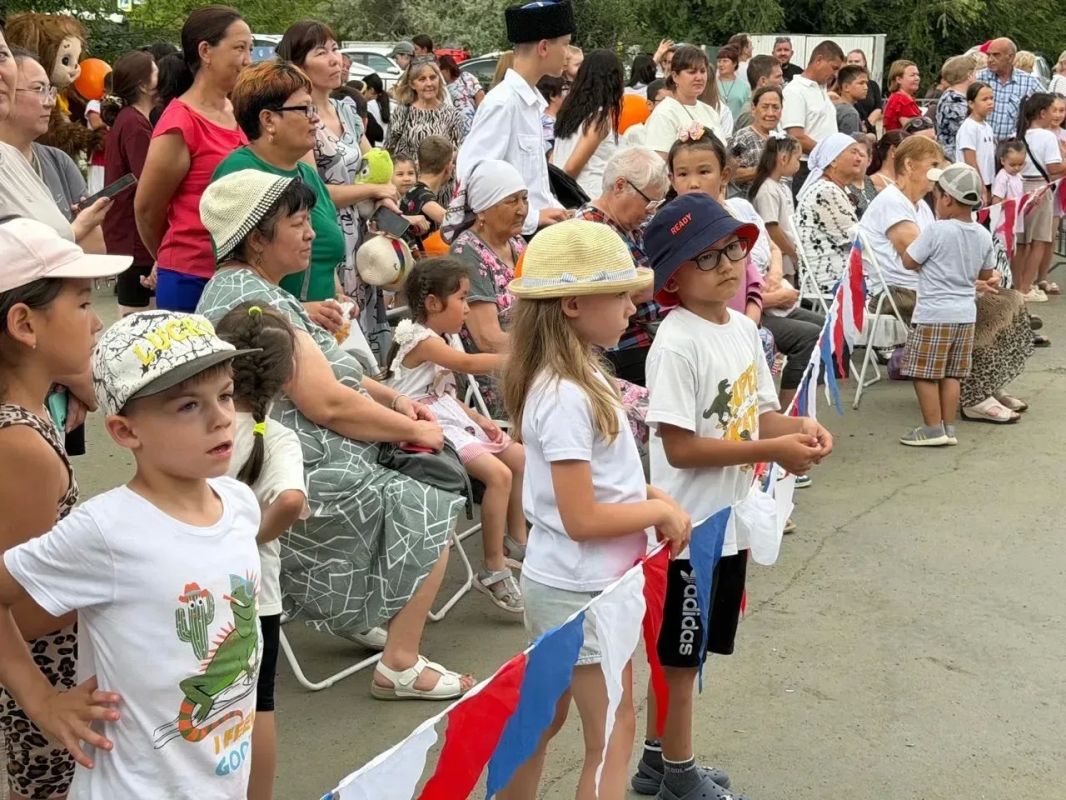 Праздник в поселке Мясокомбинат объединил семьи и соседей Праздник в поселке Мясокомбинат объединил семьи и соседей