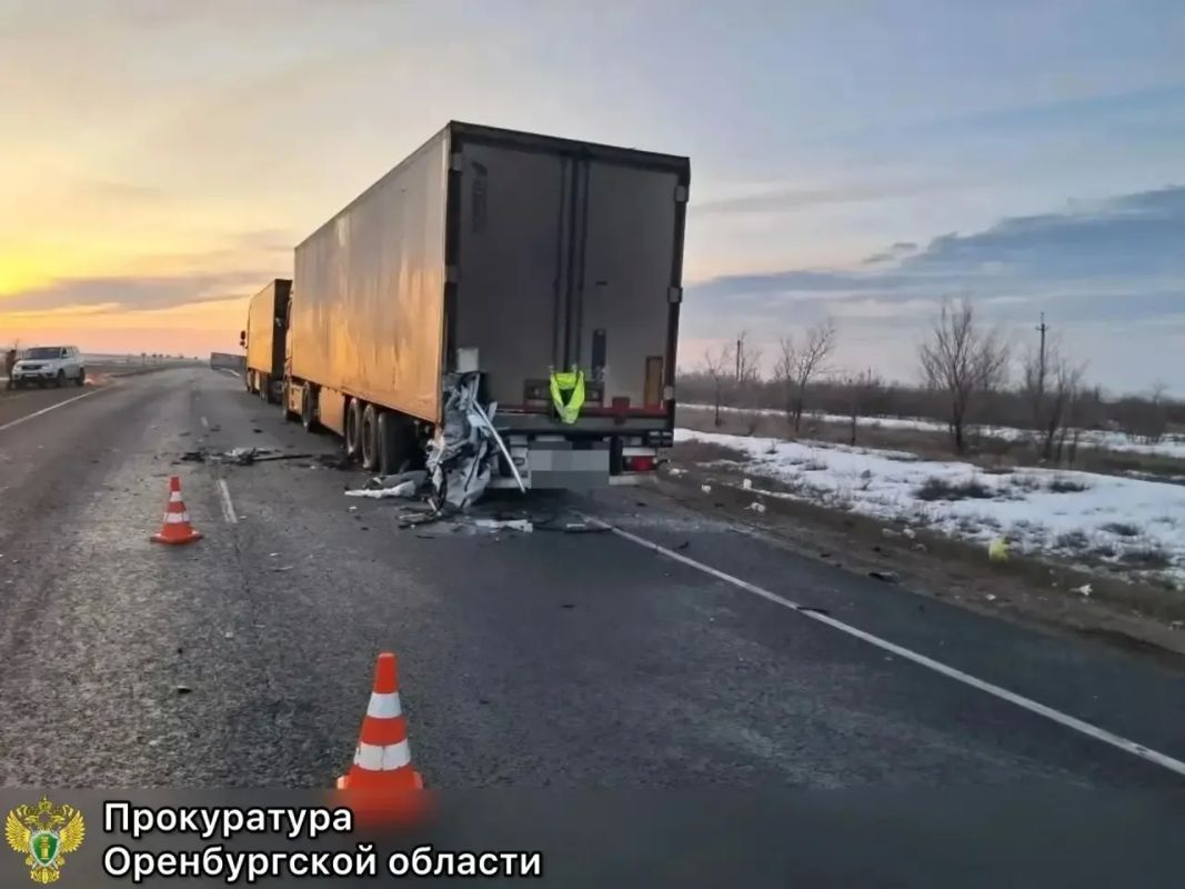 На трассе в Акбулакском районе изза спящего водителя фуры погибли два человека На трассе в Акбулакском районе изза спящего водителя фуры погибли два человека
