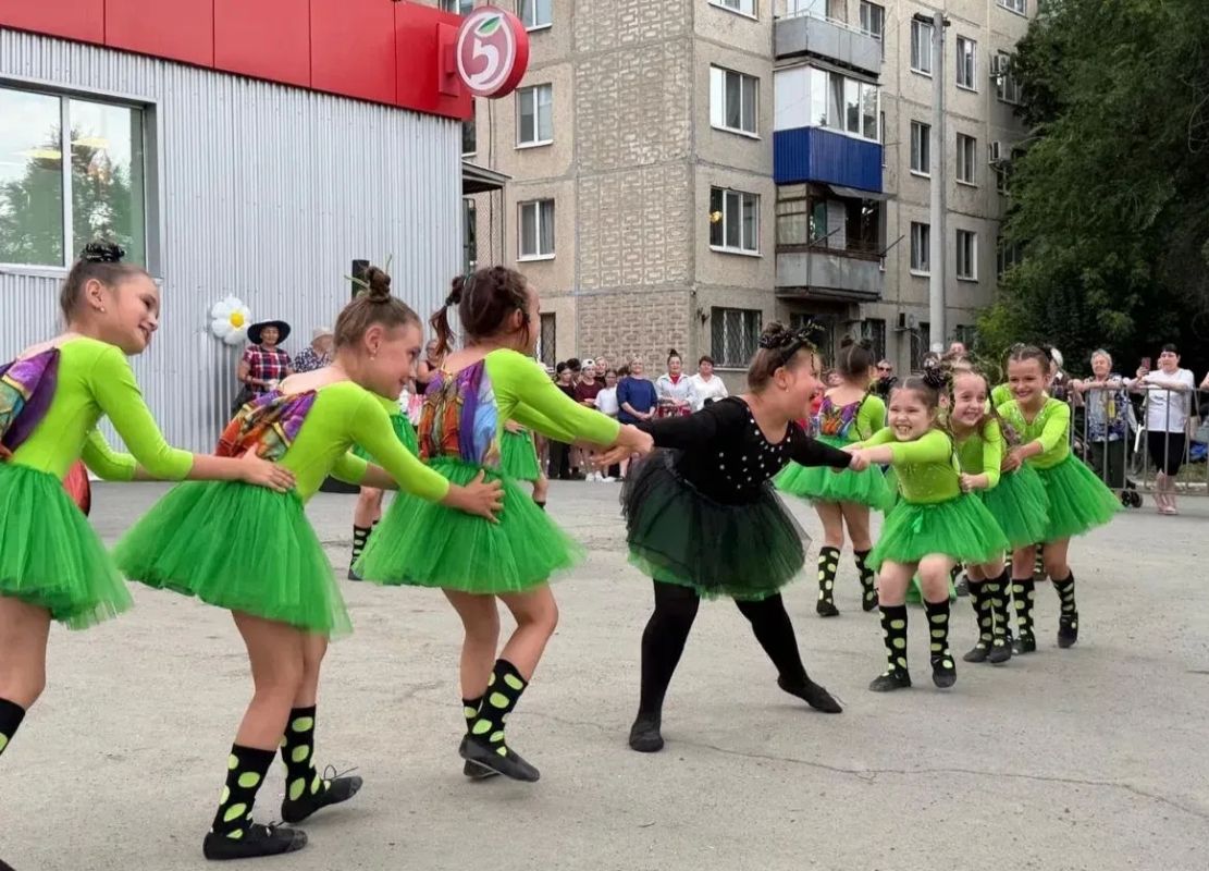 Праздник в поселке Мясокомбинат объединил семьи и соседей Праздник в поселке Мясокомбинат объединил семьи и соседей