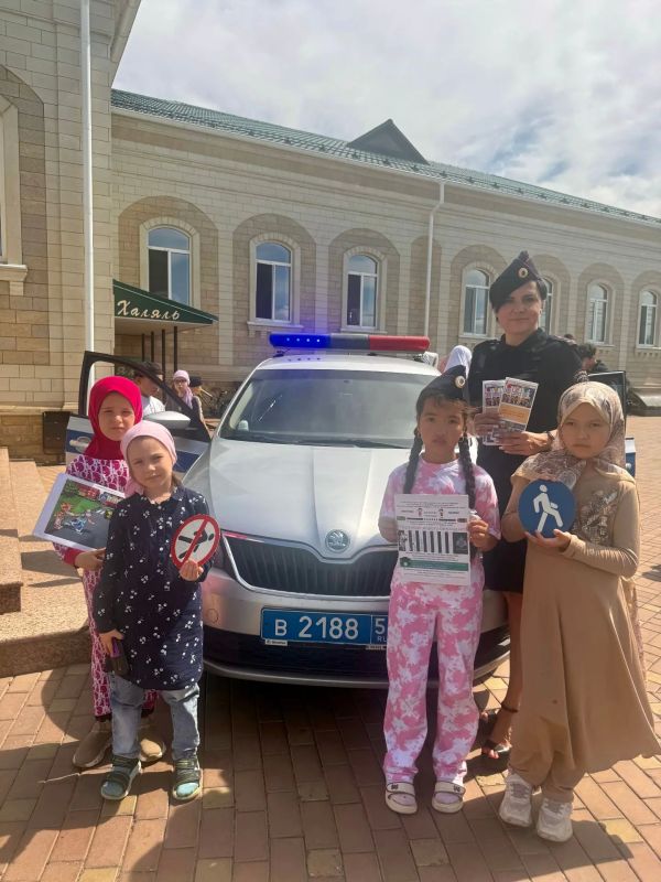 В Оренбурге сотрудники ГИБДД провели занимательную беседу-викторину для детей, посещающих летние курсы при центральной мечети Сотрудники Оренбургской Госавтоинспекции провели увлекательную беседу-викторину для ребят... В Оренбурге сотрудники ГИБДД провели занимательную беседу-викторину для детей, посещающих летние курсы при центральной мечети Сотрудники Оренбургской Госавтоинспекции провели увлекательную беседу-викторину для ребят...