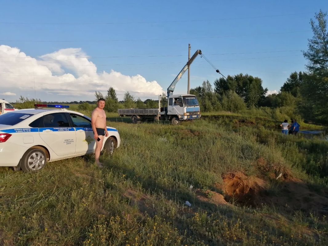 В Новоорском районе сотрудники Госавтоинспекции оперативно пришли на помощь водителю, который оказался в воде В Новоорском районе сотрудники Госавтоинспекции оперативно пришли на помощь водителю, который оказался в воде