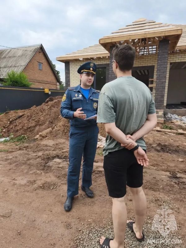 Сотрудники МЧС России напомнили о пожарной безопасности жителям частного сектора Сотрудники МЧС России напомнили о пожарной безопасности жителям частного сектора