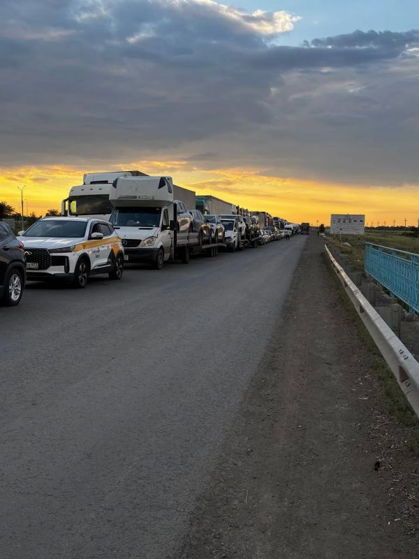 В Оренбургской области на российско-казахстанской границе в очередной раз образовалась длинная очередь В Оренбургской области на российско-казахстанской границе в очередной раз образовалась длинная очередь