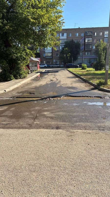 «Минное поле» на улице Конституции СССР: В Оренбурге показали ямы глубиной до 30 см «Минное поле» на улице Конституции СССР: В Оренбурге показали ямы глубиной до 30 см